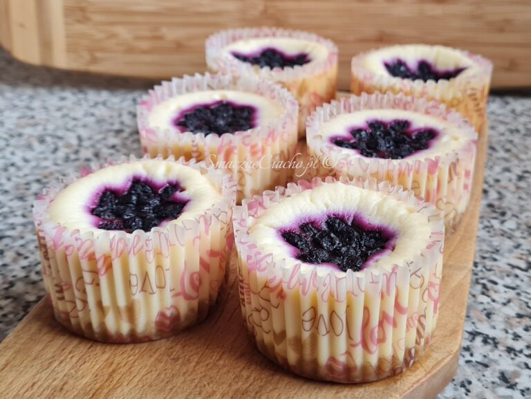 Mini serniczki waniliowe z jagodami