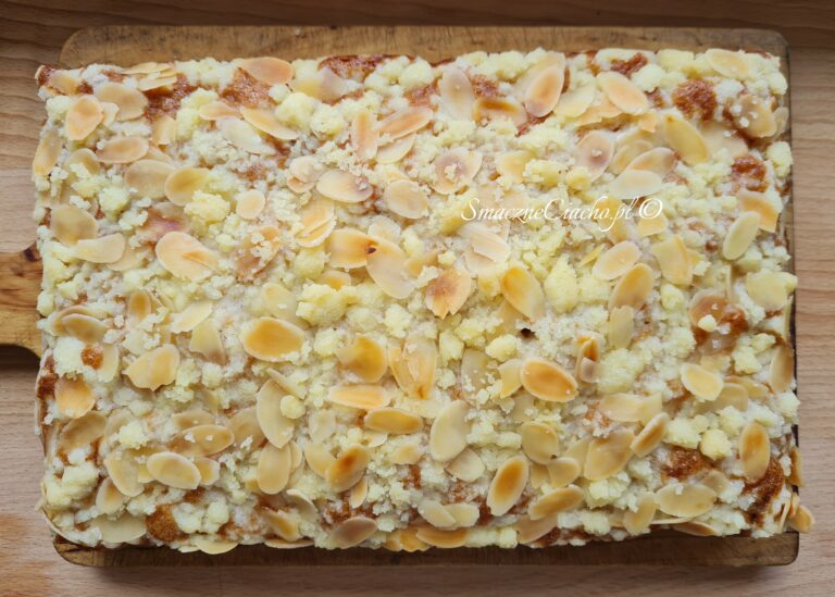Puszyste i wilgotne ciasto z jabłkami i kruszonką