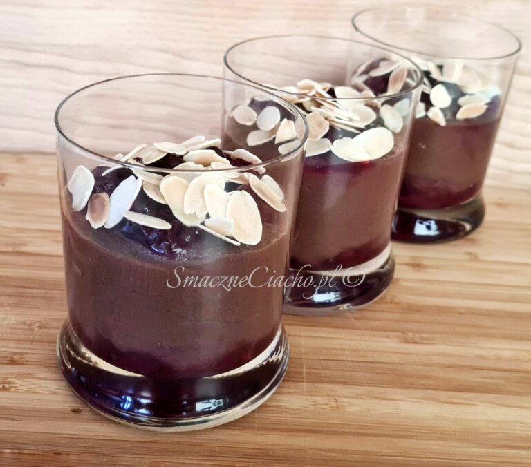 Deser czekoladowy z wiśniami