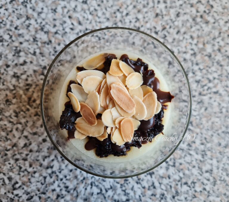 Deser z czekoladą i suszonymi śliwkami