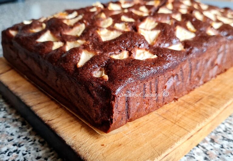Ciasto czekoladowe z domowym marcepanem i jabłkami