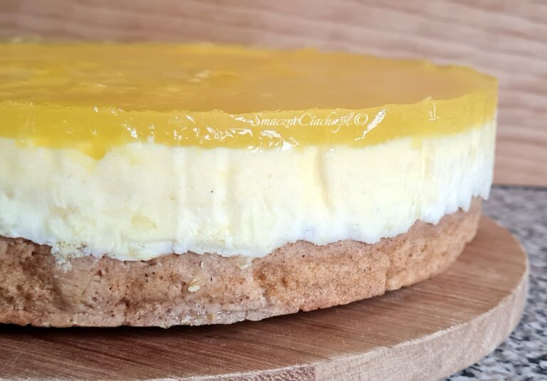 Sernik gotowany na korzennym spodzie z galaretką pomarańczową