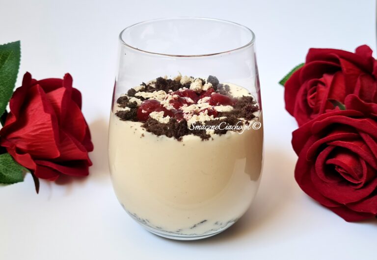 Mus chałwowy z wiśniami i kakaowymi herbatnikami