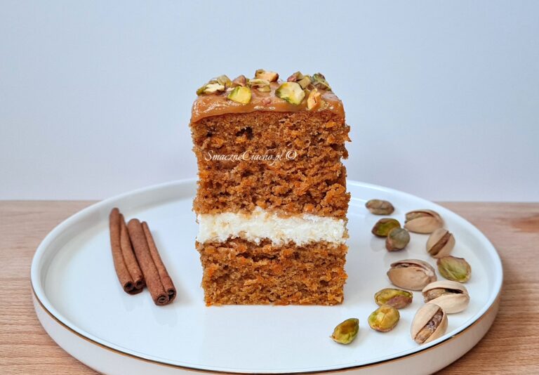 Korzenne marchewkowe z kokosowym jogurtem i masą kajmakową