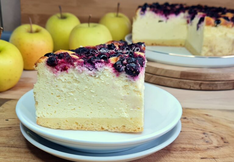 Wilgotny i puszysty sernik z jagodami i porzeczkami na cieście ucieranym