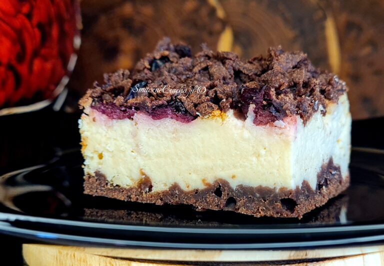 Kremowy Sernik Królewski z wiśniami mrożonymi