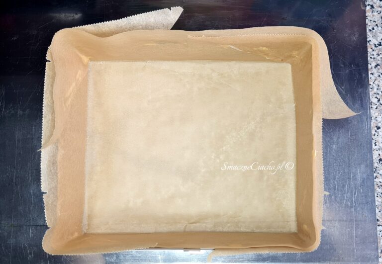 Jak dopasować papier do pieczenia do formy