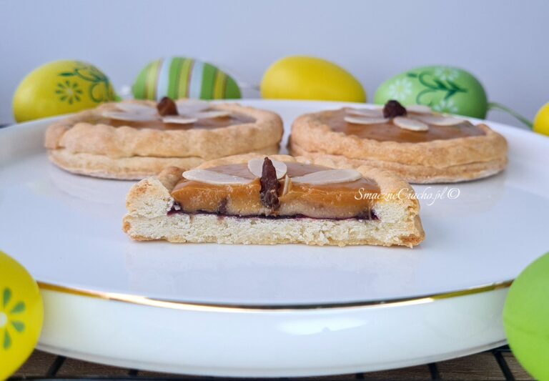 Porcyjne mazurki kajmakowe z marcepanem i konfiturą