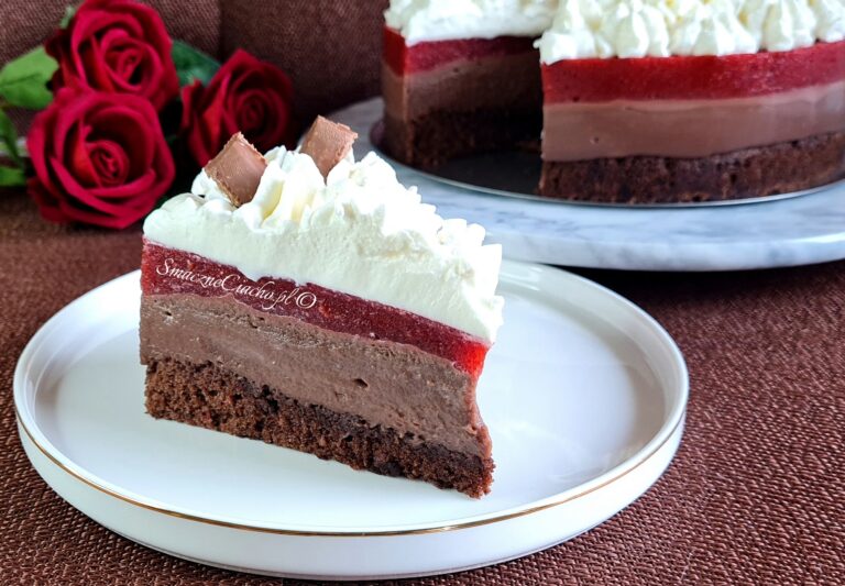 Łatwy tort czekoladowo-truskawkowy z bitą śmietaną