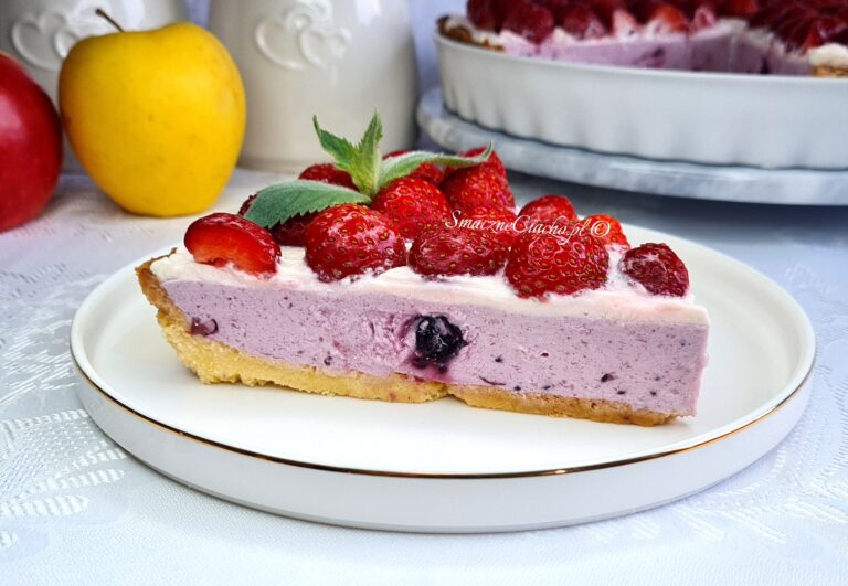 Tarta z porzeczkowym jogurtem greckim i truskawkami