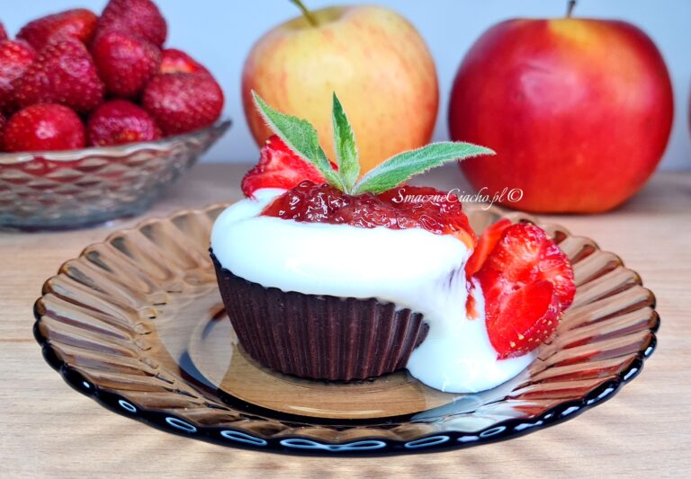 Porcyjne deserki czekoladowe z jogurtem i truskawkami