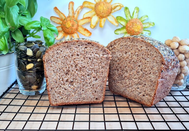 Wilgotny chleb orkiszowy pełnoziarnisty z siemieniem i orzechami mieszany łyżką