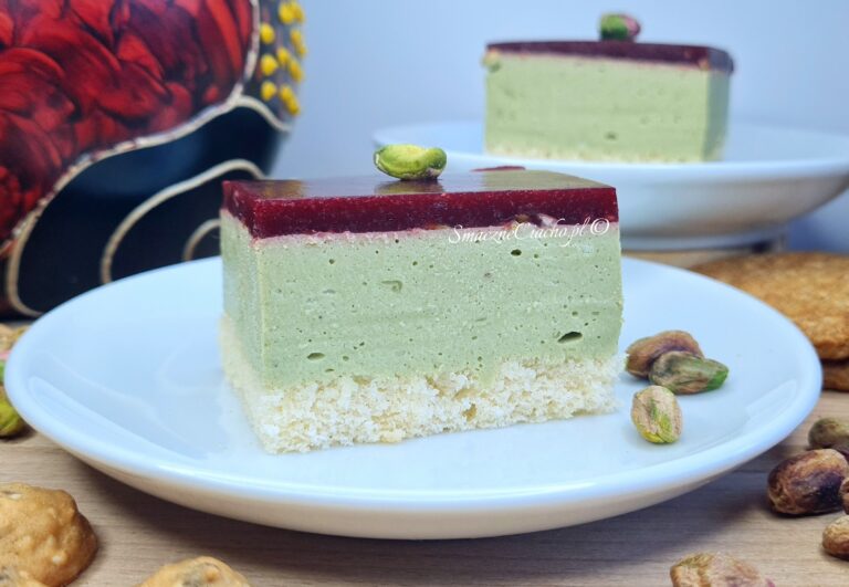 Pistacjowy sernik na zimno z musem z malin