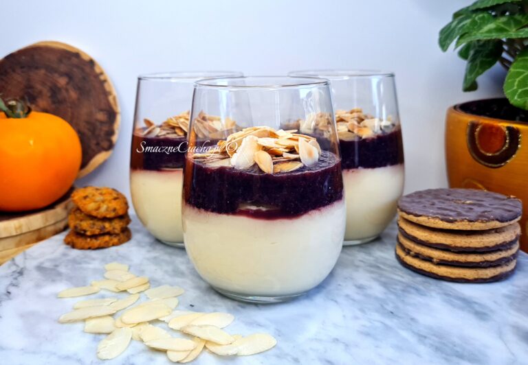 Kremowy budyń śmietankowy z sosem borówkowym i ciastkami