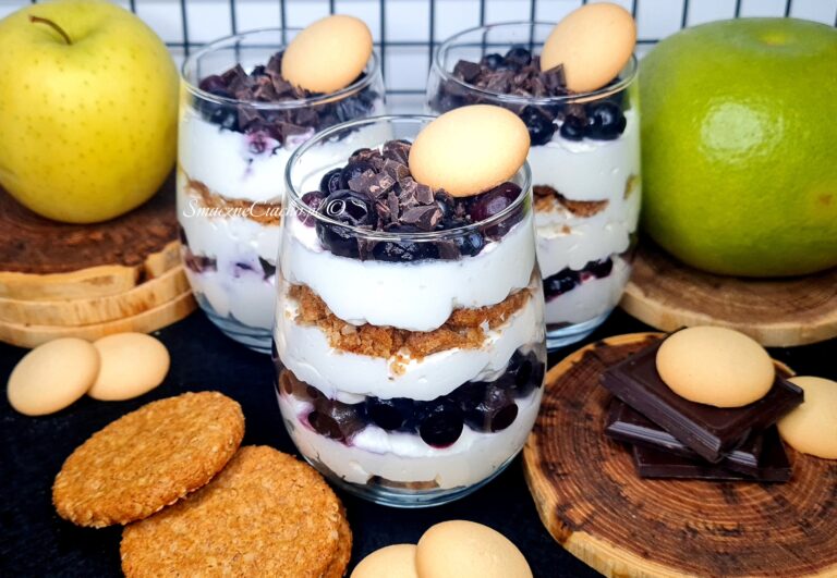 Deser śmietanowy z borówkami i ciastkami owsianymi