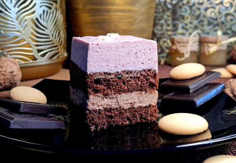 Czekoladowa delicja z musem truskawkowym