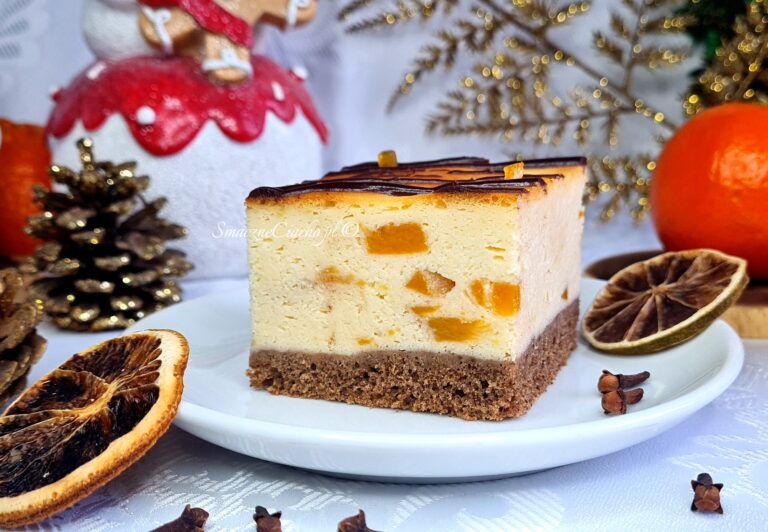 Wilgotny i kremowy sernik śmietankowy na korzennym cieście