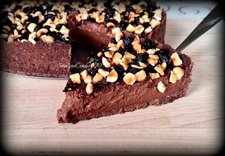 Czekoladowa tarta piernikowa ze śliwkami suszonymi i orzechami z niskim IG i ŁG